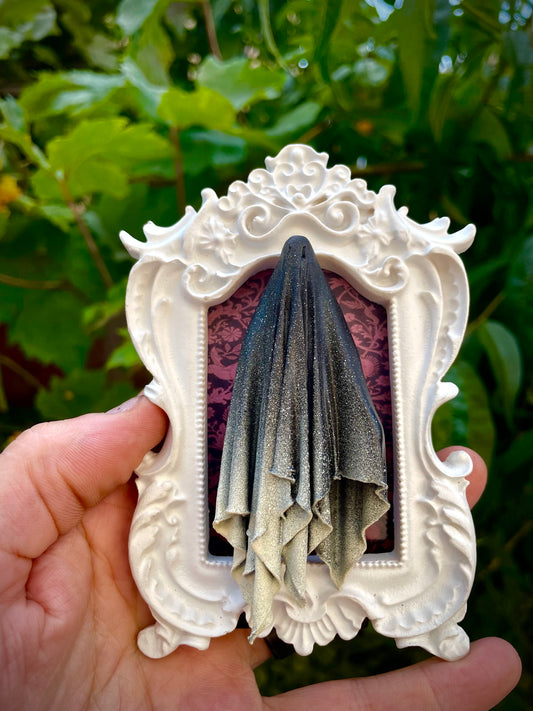 Framed Ghoul: Black + White Gradient